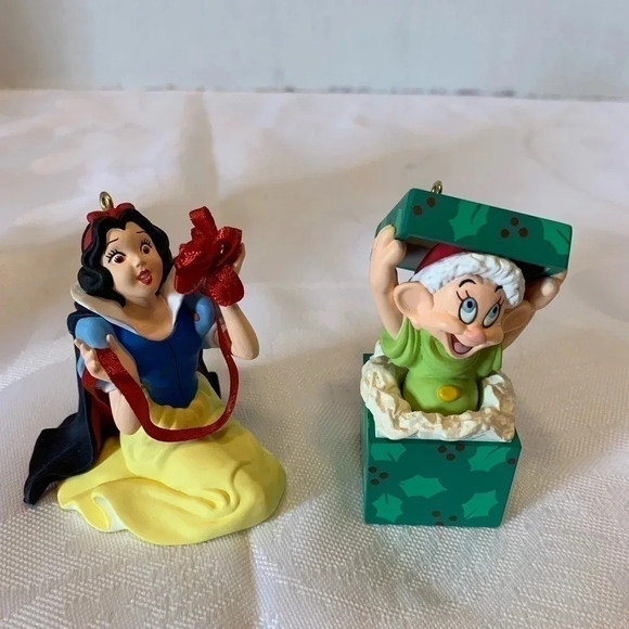 Hallmark Ornament Disney's Snow White 60th Anniversary Edition 1997 - Picture 2 of 6